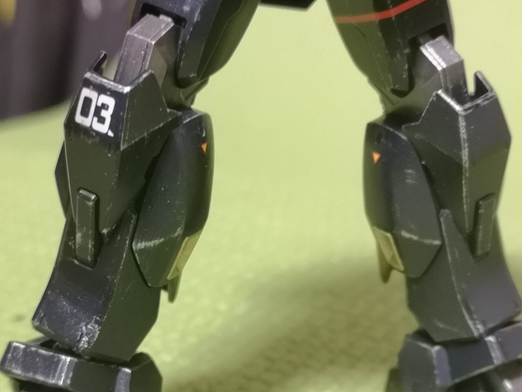 あと、今回のこだわりポイントはココ!!脹脛の内側のラインです加工前の写真は撮り忘れましたが、元は上のほうが角ばってるんですプラの厚さがあり削り込むだけで大分、イメージ通りになりました