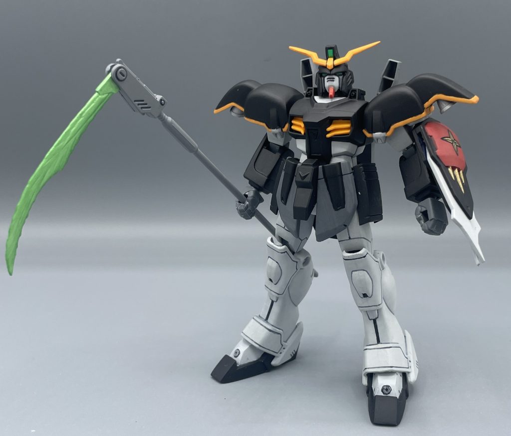 XXXG-01D GUNDAM DEATHSCYTHE　筆塗りが魅せる！オペレーションメテオ第５弾！！「新機動戦記ガンダムW」に登場する５機のガンダムのうちの１機であるガンダムデスサイズ。男の子が大好きな黒をベースとした超カッコいいガンダムです。　超カッコいい・・・？？　放送当時に発売された旧キットは、MSの造形が安定せず、このデスサイズはその煽りをかなり喰らった機体。フェイスマスクは、のぺ～っとしており、お世辞にもカッコいいとは言い難い仕上がり。旧キットらしい、芳しい香りのするキットです(笑)・同じ穴のムジナ！？ウイングガンダムも、是非合わせてご覧ください ↓ (^^♪https://gumpla.jp/old/2193821 ハイパージャマ―