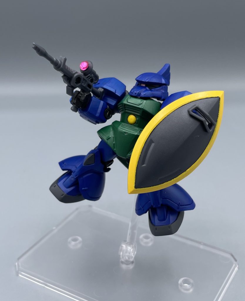 ガトー専用ゲルググ ガトーの専用機で1番カッコいいと思うのがゲルググ。青と緑の2色に絞ったのは大正解。ガトーもゲルググに至ってやっと結論にたどり着いたのでしょうか(笑) あ、イエローも入ってるか(笑) このゲルググは、MSアンサンブル第28弾「シャア専用ゲルググ」の色変えです。シャア専用機の為、頭部にはアンテナを差す為の穴が空いていたので、埋めています。