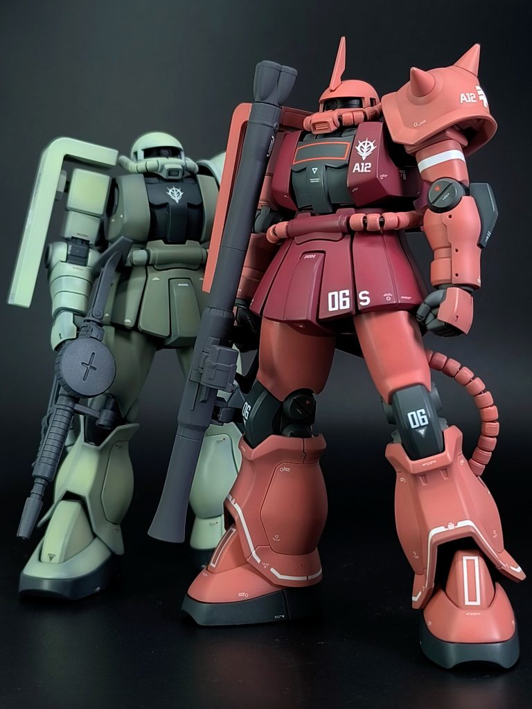 全高やバランスは前に作ったザクに揃えたが、配色やマーキングが派手になってしまったのが個人的に残念。まあ、シャアザクなので仕方無い