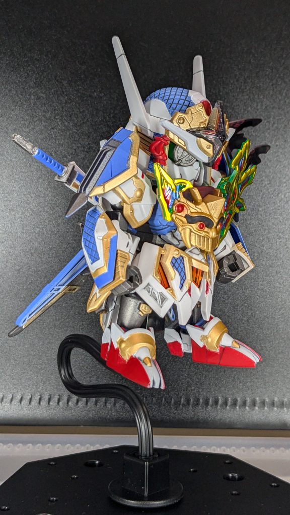 また、別の話となりますが、今までガンプラスタンドはアクションベース等を使用していましたが、今作より100円均一で販売されている【フィギュア・プラモデル用ディスプレイスタンド】というものを使用しております!アクションベースと同じ方法での支え方が可能であり、なおかつ値段が非常にお安いので興味がある方は是非各100円均一のショップへ足を運んでみてください。最近では色々なガンプラを飾るのに流用できる素敵なものが安価で入手できますのでおすすめです!