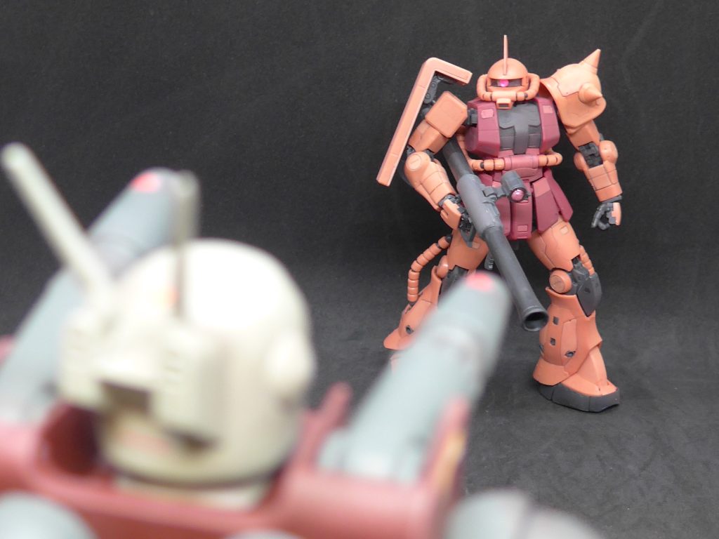 連邦にも赤いモビルスーツがいるのか？