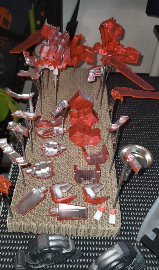 とりあえず裏からシルバーを吹き付けます。