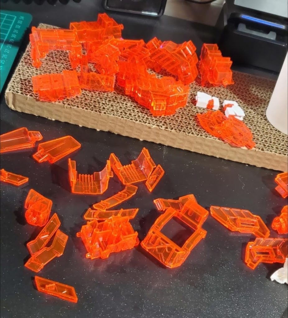 まずこのHGと同じ安っぽいサイコフレームをなんとかしようと…