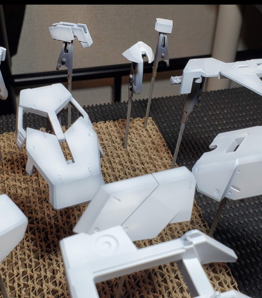 エッジだけサフ残しのホワイト塗装。手抜きです(笑)サフが影になればいいかと…