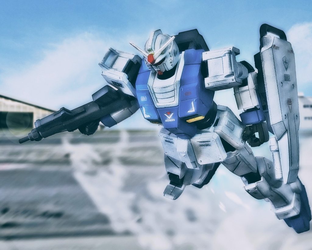 「私が見せてあげるさっ!!」「その声…、ライラ少尉かっ?」フォルドの元に向かって来たのは、V字アンテナにツインアイが特徴の白いMSであった。スラスターを使い低空をハイスピードで飛ぶと、開口一番の如く右手に構えた90㎜マシンガンをフルオートで撃つ。ビリーのグフはそれに気づくと後ろに下がるが、あくまで牽制であり端から当てるつもりはない。「あの白いのは…!?」ビリーは迫る白いMSをメインカメラで捉える。まさかとは思いつつも、あの特徴的なフェイスはジオン軍界隈でも周知されていた。「…まさかガンダムという奴か!?」もはやジオン軍、連邦軍共にそのMSの名前を知らない者は居ない。地球連邦軍の強襲揚陸艦ホワイトベースに艦載されている事で有名になったこのMSは、突如現れた戦場伝説の様な存在である。噂が噂を呼びこのガンダムタイプのMSに関しては情報が錯綜している一面もあった。「…我々は厄介な所に来てしまったか…」