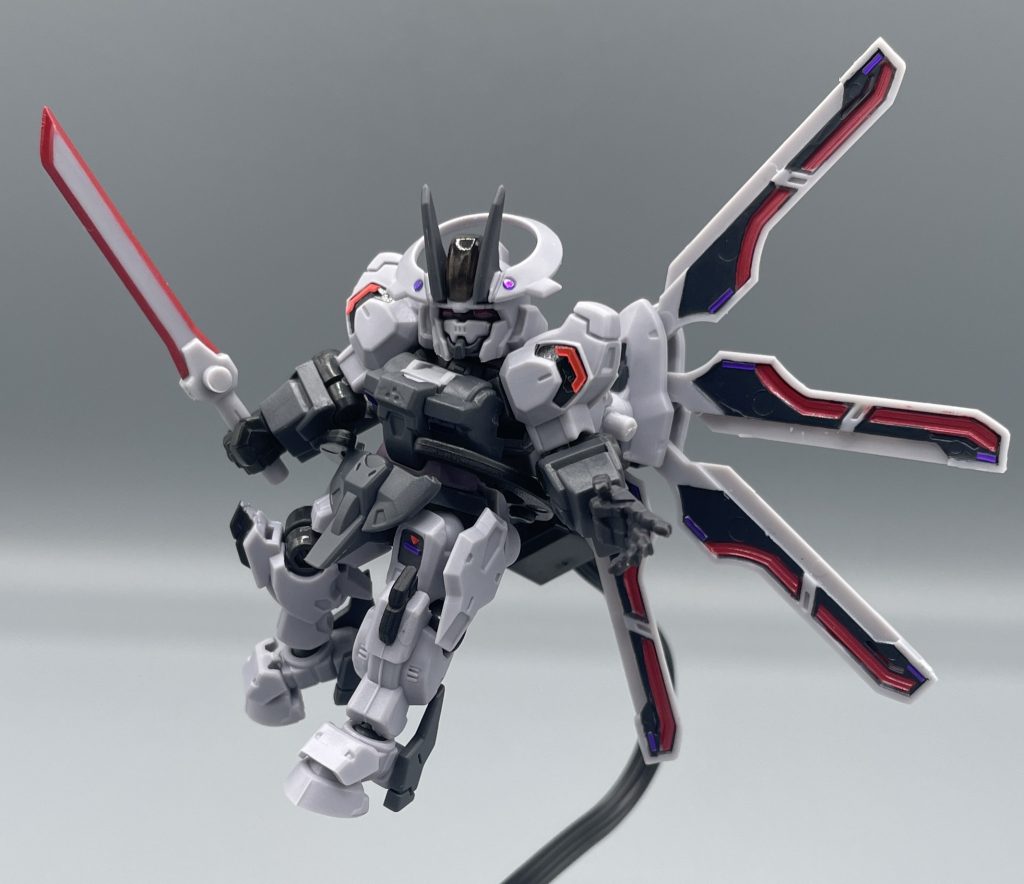 MDX-0003 ガンダム・シュバルゼッテ 今回の投稿作品の中で、最も手を加えたシュバルゼッテ。手を入れなくてもアンサンブルのシュバルゼッテは滅茶苦茶カッコいいですが、少し手を入れるだけで大化けしました。 カプセルトイで、ガーディアンのギミックを再現できるの偉すぎる。ガーディアンはグレー1色だったので、黒とメタレッドで塗り分けました。また、3Dメタリックシール等で、シュバルゼッテらしいデコレーションもプラス。優秀なマテリアルだなぁ。