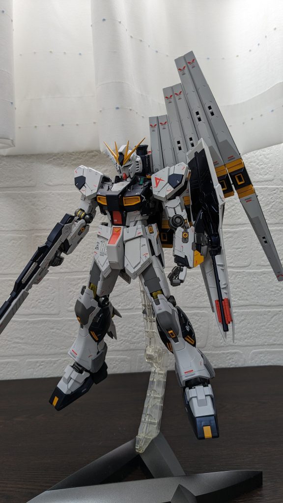 塗装は白＝ニュートラルホワイト（ガイア）関節＝スターブライトアイアン（ガイア）紺＝プリズムブルーブラック（ガイア）赤＝スカーレット（ガイア）黄＝すみません。覚えてません。灰色＝ニュートラルグレーIII（ガイア）バーニア＝スターブライトブラス（ガイア）です。