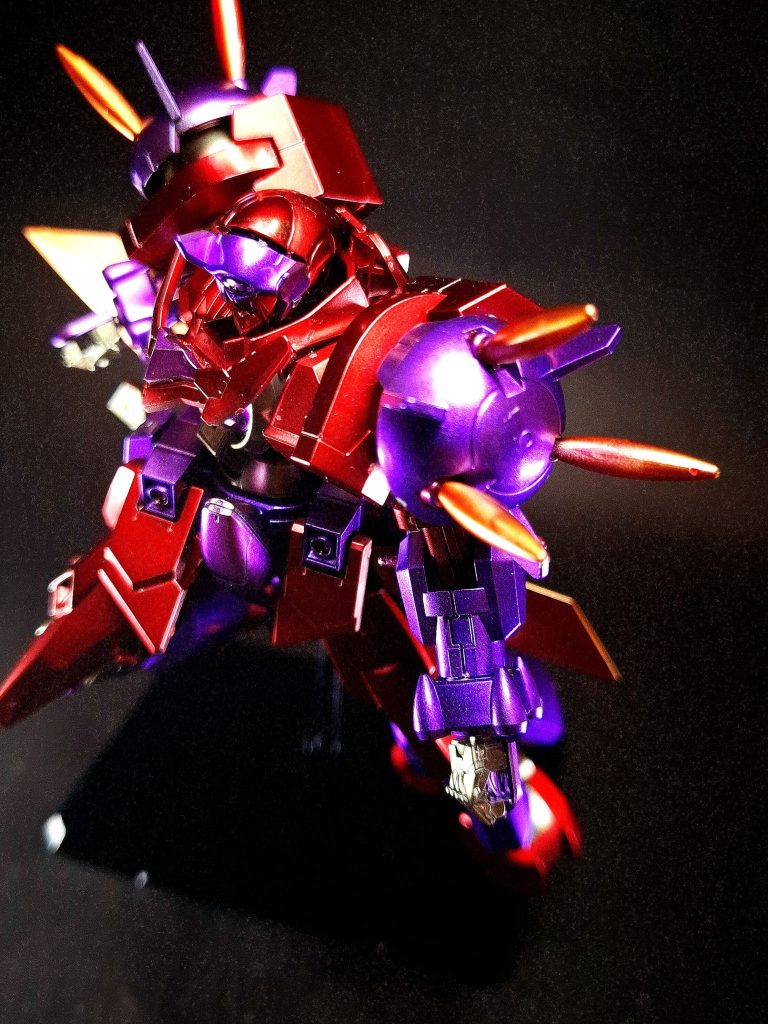 GNビームショルダータックル両肩部に内蔵されたGNビームスパイク。ガンダムAGE-1 タイタスの内蔵武装をアレンジした格闘用装備で、打撃時の破壊効果を倍増させる。