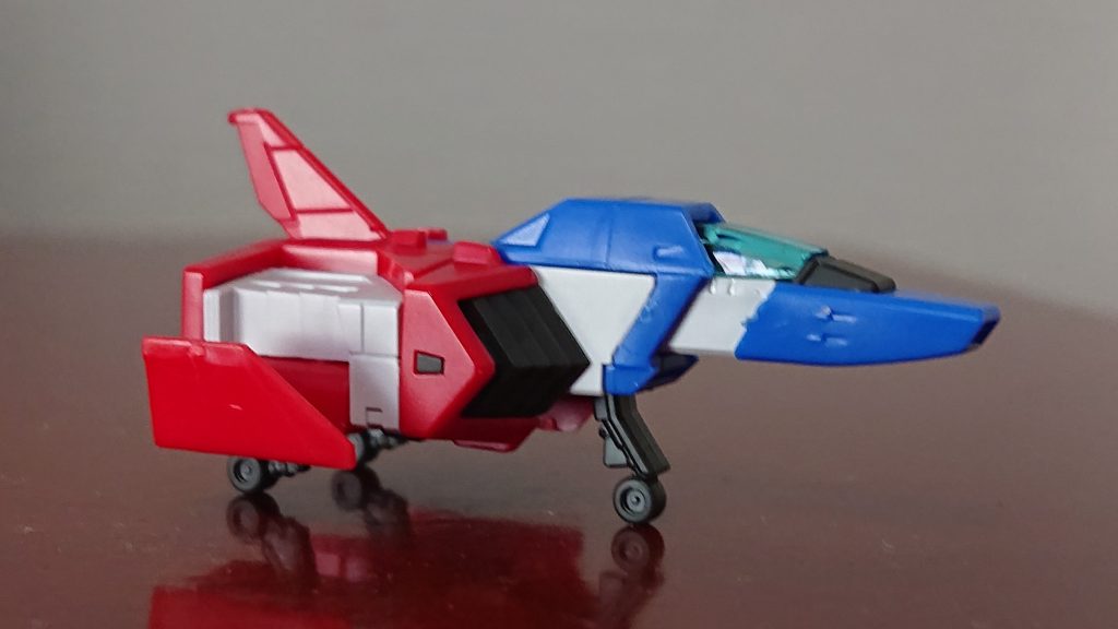 先ずはコアファイターから✈️1.0に続き、このサイズで変形は変態です!!そして腰の可動軸の仕込み。ハンパネェです( ; ゜Д゜)v