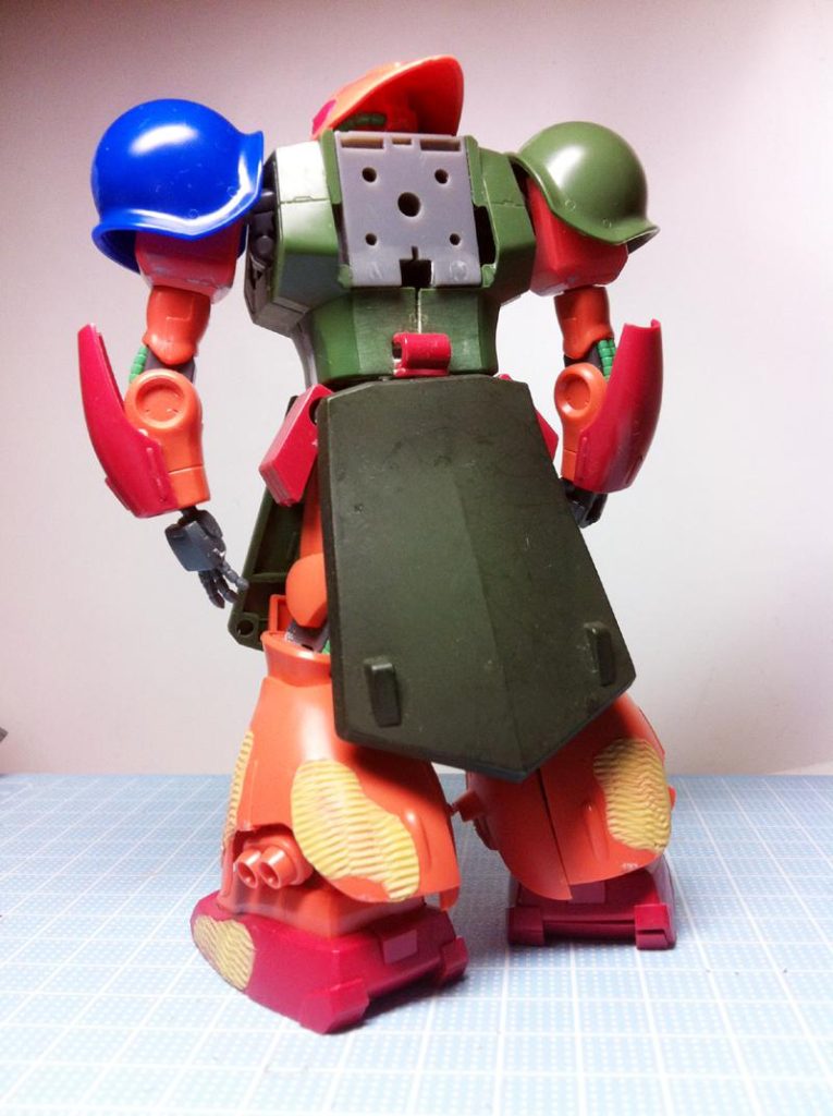 流用パーツの出自は、この２枚でだいたい判明するかと思います。スカートがＰＧザクから流用と、奢ったことをしています。