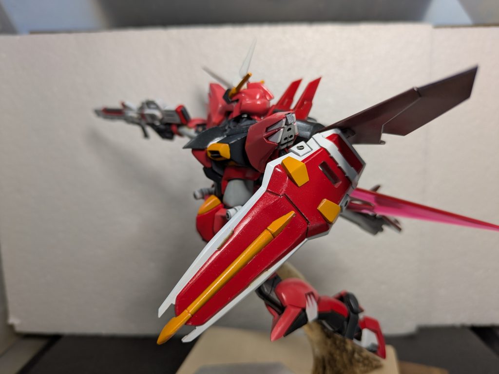 (2)簡易量産的な改造シンプルな感じにする腰アーマーをエクシアのようにするジャスティス、インジャと同じ、腰サイドアーマーにビームサーベル(ビームサーベルは流用できるものが手持ちになかったので、自作)すねビームサーベルは廃止バックパックは、Re-riseのジャスティスナイトのバックパック(武器セット)を使用シールドは、予算削減でストライクのものを流用(という設定)