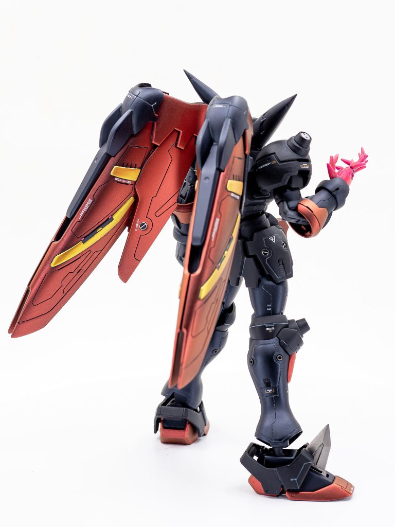 カラーリングは数作おきにやっているパール顔料系の仕上げにしています。黒もパーツ顔料のブラックマイカ。つやを消すとまずわからないですね。でも真っ黒ではないので効果は若干あるかもしれない。濃紺部分はアムールブラック。赤の部分はラヴァレッド。どちらも以前のサザビーで使っています。真っ黄色の金はレオニスゴールド。