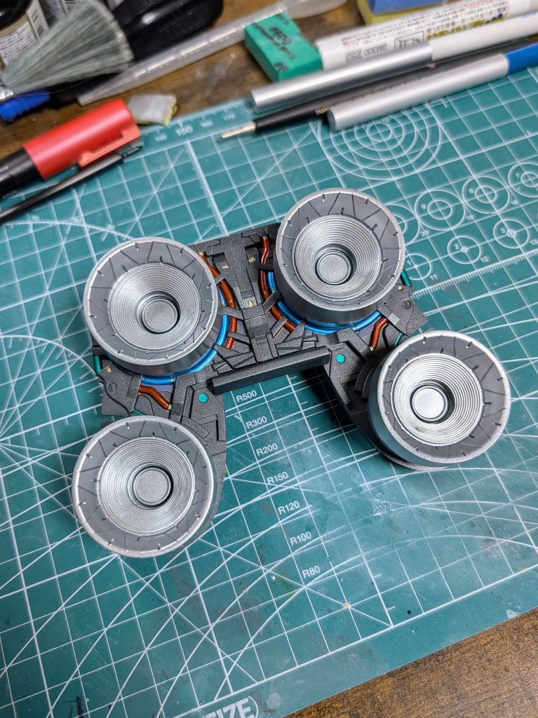 パイプなどはガンダムマーカーで塗装。手軽だし、色のりやすいしと使い勝手が良く、もっと早く使っていればと後悔。