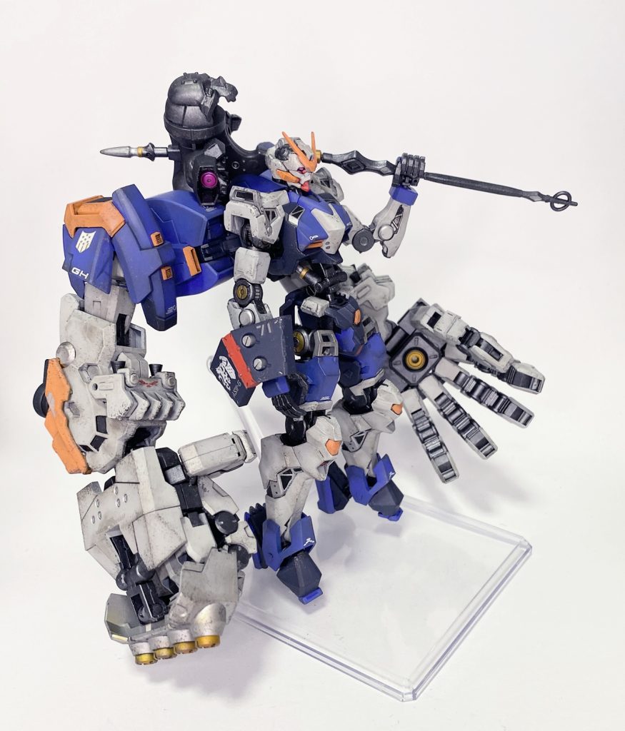 右手の小型盾はカバーシールド。コトブキヤのエクスアーマーを使用。