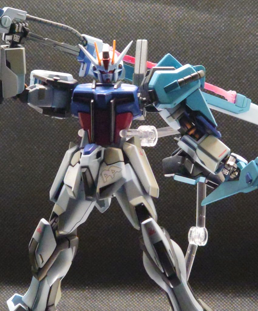 関節部が違うと取り沙汰されるHGですが、可動を狭めるのも嫌なのでEGから移植せず、可能な限り削って平らにする事で対応。関節の塗装を一色でなく、カッパーも増やしたので丸さはだいぶマシになったかも?ロボットの関節に違う色を足すのが好きです。