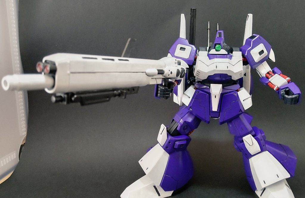 もう1つの追加武装、ハイパー・メガ・ライフル。                    HG νガンダムHWSに付属するものですが、そのままでは使えなかったので、ジャンクパーツにあったクレイバズーカの持ち手とウェポンラックを使って加工。持てる上に背中にマウントできるようにしました。                ちなみに脳内設定では、ジェネレーターの都合上2発しか撃てないというロマン武器です(笑)