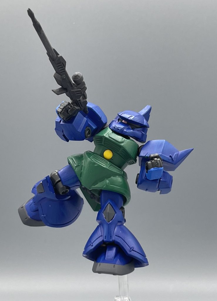 試作型ビーム・ライフル ガトー専用ゲルググの代名詞とも言える武装。普通のビームライフルより銃身が長いんですよね。 アンサンブルでは立体化されていないので、モビリティ・ジョイント「ゲルググ・メナース」のライフルを拝借。それっぽく見えるからおっけー(笑)