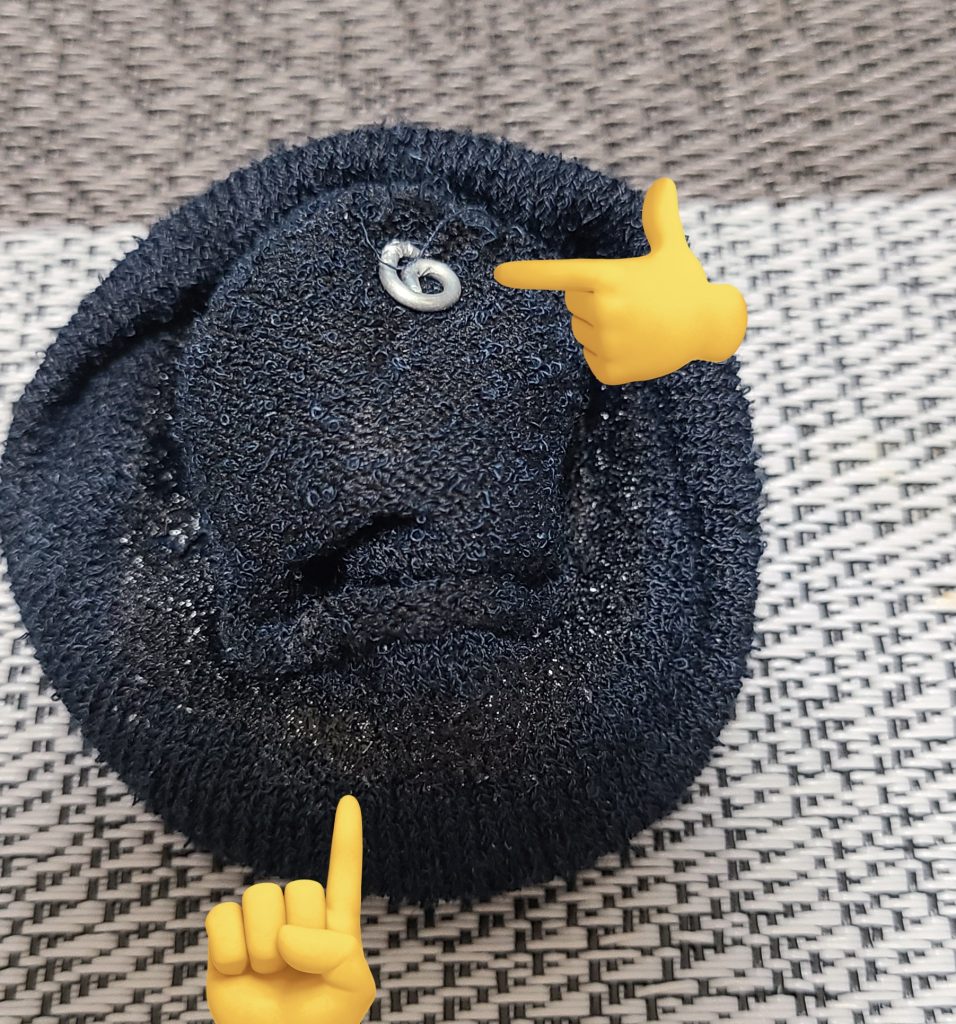 もこもこモールを丸めつつテキトウなところで切断して、芯材の針金を靴下に通してくるくるして半固定しました。靴下を切断して折り返したら糸で固定して、内周にすべり止めをたっぷり塗ったら完成です。