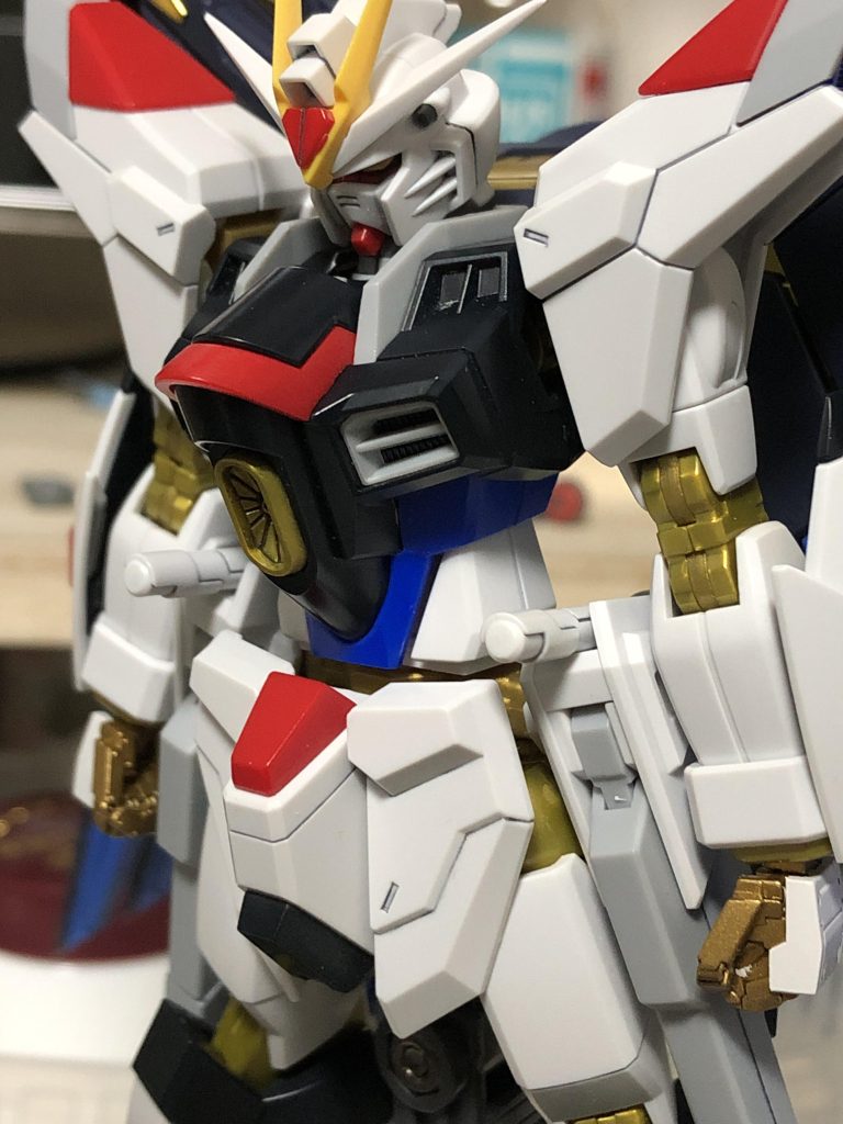 胴体は首の位置を1ミリ程後ろに下げて有ります。腰の接続部分に1ミリのプラ板(腰の形と同じ形にした物)を追加してみました。成形色を活かした製作の為、プラ板を直接接着し成形する方法は取ってません。複雑な形状では無いので、簡単に作る事が出来るかと思います。ちなみにプラ板はグレーやゴールドで塗装すると良いかと思います(自分は塗装せずにそのまま使用してます😅)