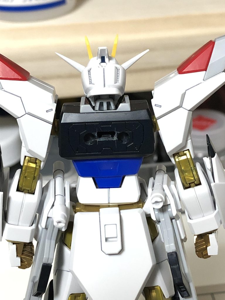 弐式用のドラグーンはRGのストフリを使用して有ります。そのままだと取り付けが出来ない為、背中の部分に四角に穴を開けてドラグーン本体を取り付けられる様に加工しました。