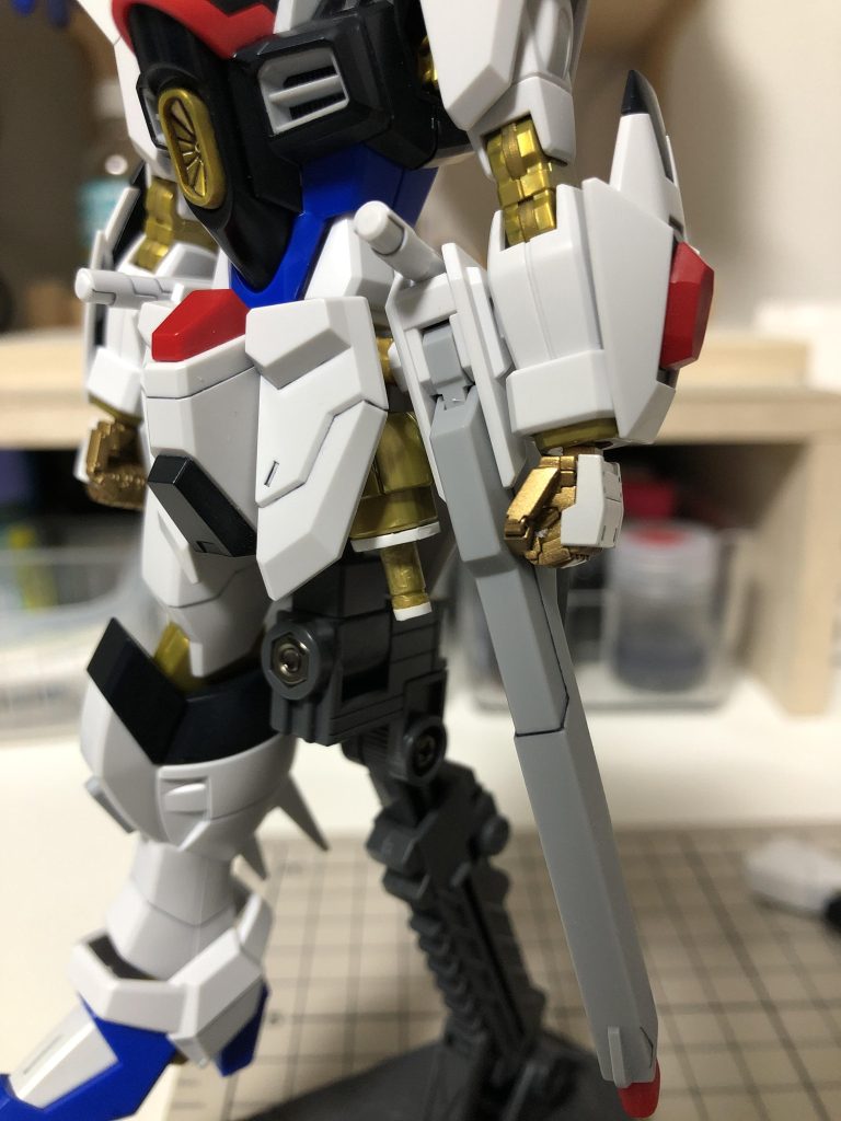 太ももの接続ピン付近に約1ミリのプラ板をかませて有るだけ(腰の延長と同じです)です。またピンも1ミリ延長してます。