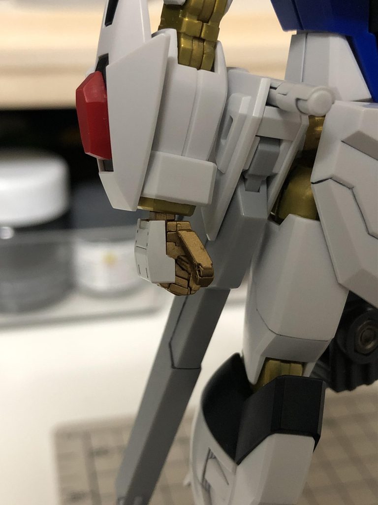 握り拳はビルダーズパーツHD MSハンド03連邦系Sサイズを使用しました。