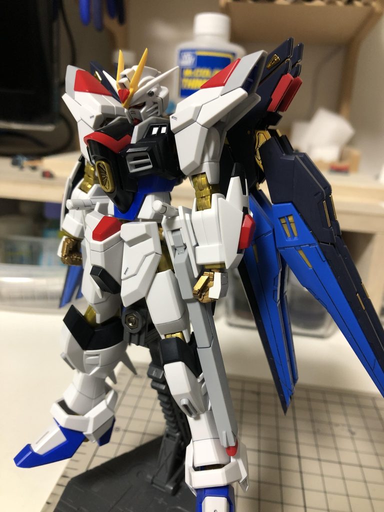改修工作も行った為、多少時間はかかったマイフリですが、最近のガンプラって事で非常に完成度が高いモデルだと思いました。何より作りやすくスタイルも良いので初心者の方にもオススメのガンプラだと思います😊自分の様に弐式に出来るように加工するのも有りだと思います✨武器はあえて作りませんでした💦🙇♂️