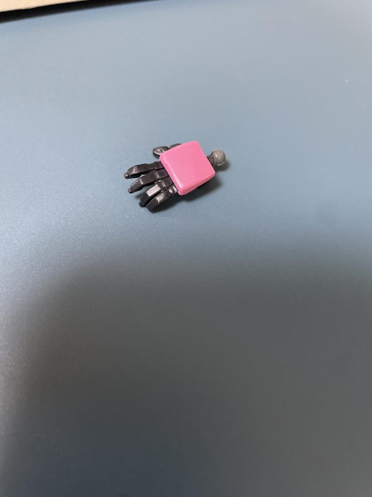 平手パーツは、HGUCジム・コマンド宇宙仕様から拝借しました。ジムコマンド自体は色々と酷いことになってしまっていますが…手の甲に凸があるのでヤスって削り取りました。