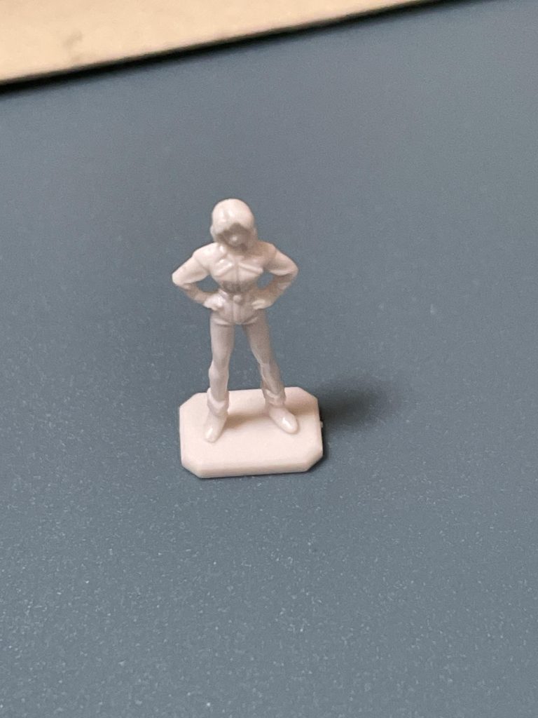 平手に乗せていたのは、MG F91ver.2.0.に付属のセシリーのミニフィギュアです。他に女性キャラのミニフィギュアが無かったので…