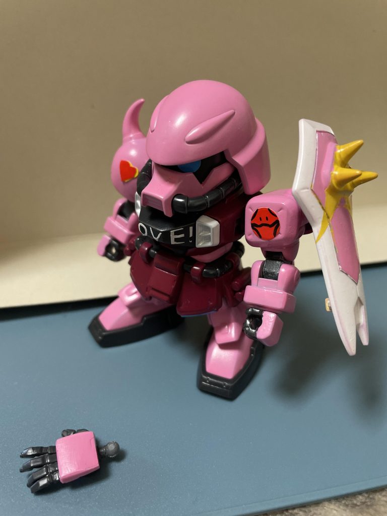 勿論、本キット付属の通常のハンドパーツも付けれます。当たり前っちゃ当たり前ですが。塗装面はあんまり見ないでぇ…何ゆえ初めてスプレー塗装したもので。マスキングもはみ出たりして、遠目から見ればまだしも、近くで見るとすっごい粗が目立ちます。