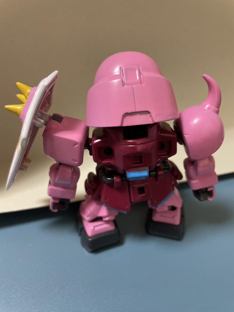 後ろから。本当はブレイズウィザードまで完成させたかったのですが、サフが切れたのと、ガリガリ削れそうだなぁ、と思ったので、結局作りませんでした（組んではいるものの）。今回の制作では、［人生初］な部分が多かったですね。　まず、ちゃんとしたSDのキットを作ったことが無かったし、サフや缶スプレーを吹いたことも無かったしで、それが祟ってか、ちょっと出来が微妙なところもありますが…ですが、思い入れはすごくありますね。余談ですが、自分はちゃんとDESTINYを全話観れていません。無印？は、HDリマスターで全話録画して観たのですが。自分の地域では、今SEED HDリマスターの最終話の放送が控えています。その次にでもDESTINYを放送してくれないかなぁ、と思っています。