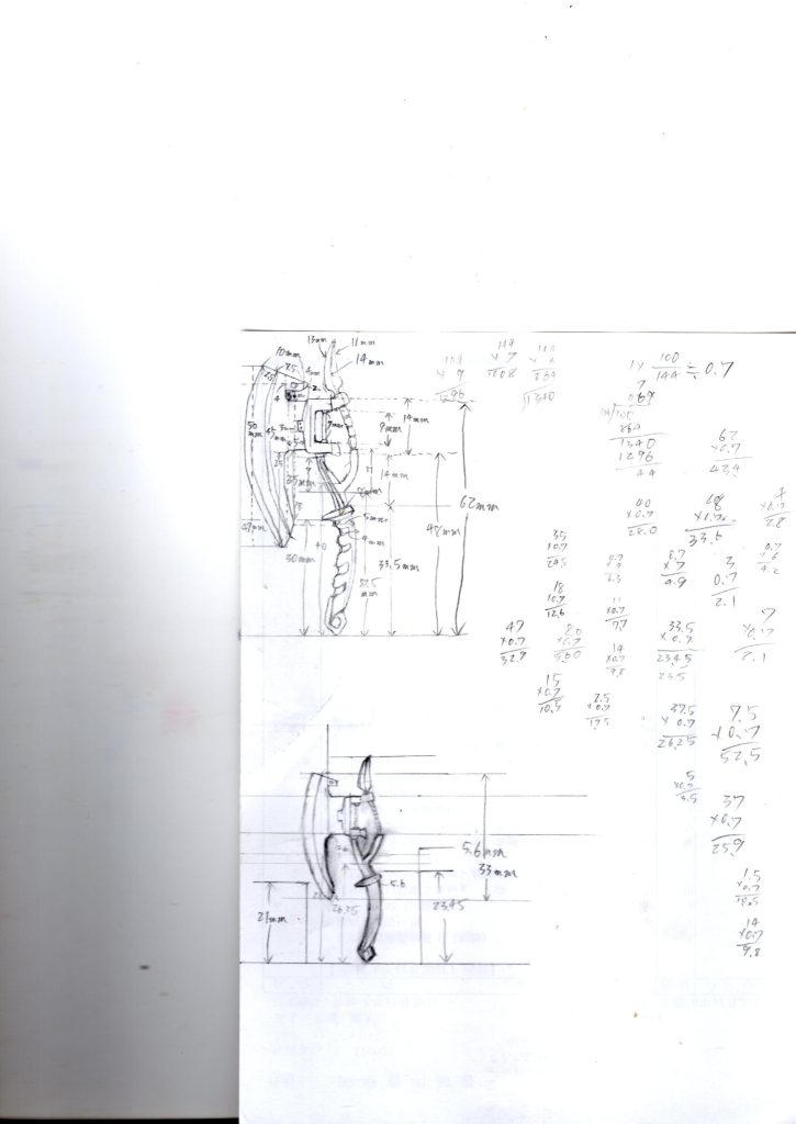 大型ヒートホークの設計図です。 高校生の頃、母親に買ってもらったMGのランバ・ラル専用ザクⅠに付属していた大型ヒートホークを大きさもそのまま紙に描き写し、各部の長さや幅を定規で測ってから、1/144にダウンサイズした図面を引いていきます。 ちなみに、各部の長さを0,7倍すると、大体1/100のキットを1/144にすることができます。 この図面を引く作業がなかなかに大変でした・・・。