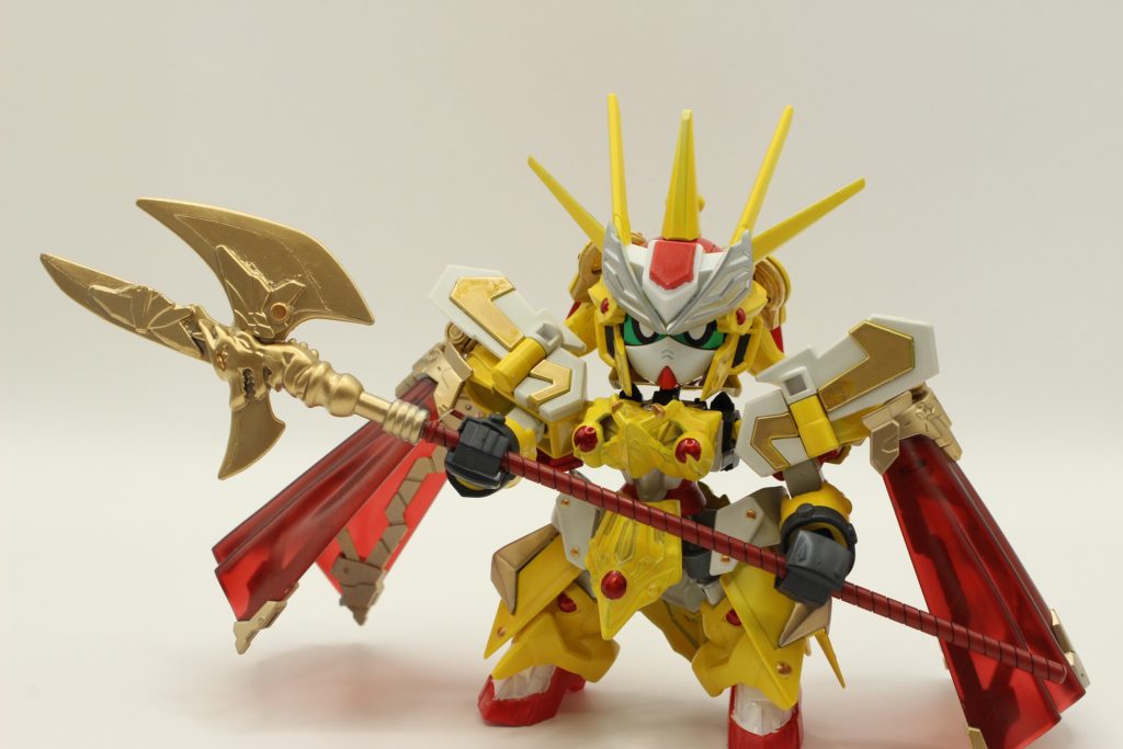 グラナダ王国では、魔竜剣士ゼロが白金のハルバードを手に入れた聖騎士選抜大会以降も国の最強を決める大会は続いていた。賞品の白金のハルバードに代わる「象徴」として、機兵サイズではないハルバードのレプリカ「金色（こんじき）のハルバード」が優勝者に与えられた。