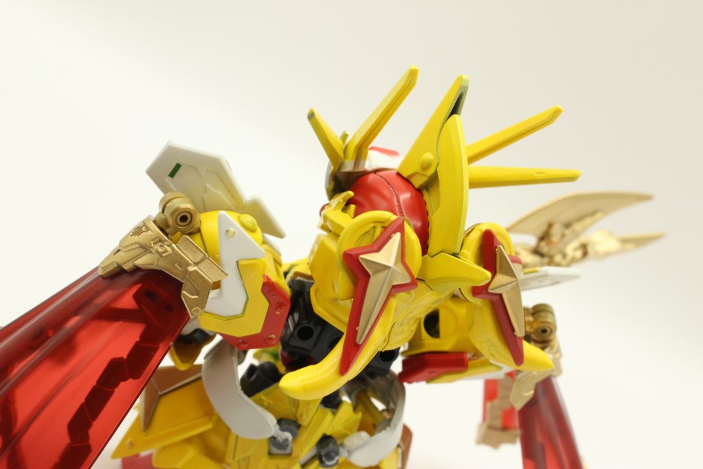 少しでもおしゃれをしたい気持ちから、頭部にはツインテールがある。