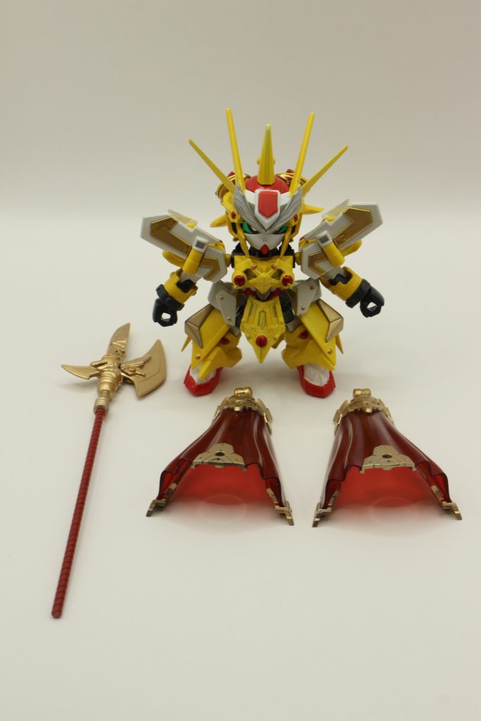 マントは聖騎士になった際に「小柄で女性の妖精族では騎士団でなめられる」ということで、威厳を出すために装備しているが、本人はもっと身軽で軽装なかわいい装備をしたいと考えている。