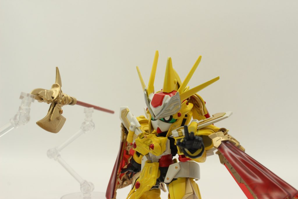 アーマカーワ一族は森の奥に住む長命の妖精族。魔力が強いのが特徴で、大地の魔法を得意とする。その反面腕力は低く、人間族同等の力しかなく、ストプラガンダムも非戦闘員のMS族程度の力しかない。そのため大型のハルバードは持つことができないため、得意の「土の魔力」で重力を操って操作している。（正確には持っているのではなく、手を添えている程度）自身にも重力魔法をかけており、超高速の移動を可能としているため、超重量のハルバードを高速で扱う姿は、相手に恐怖を与える。