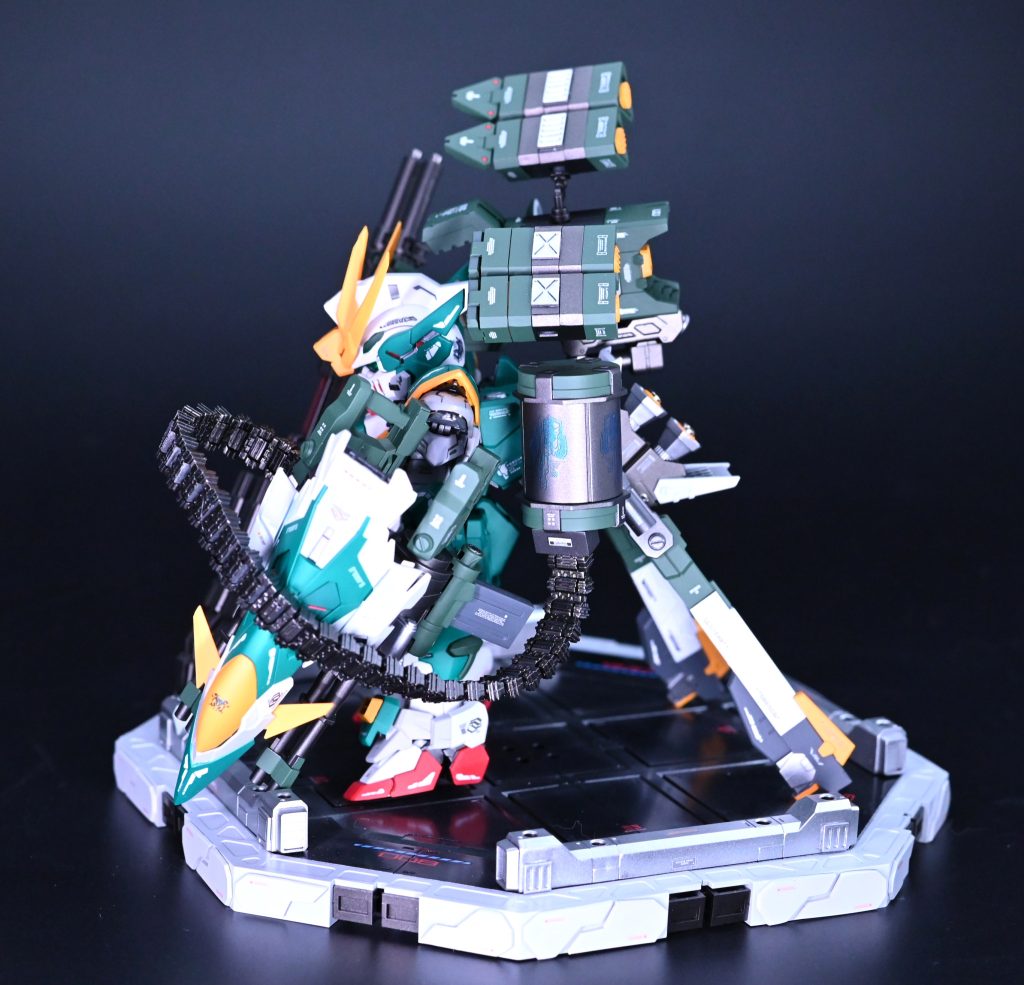 ウイング「ゼロ」ということで象徴であるウイングをあえて取っ払い、ダブルガトリングガン、ミサイルコンテナ、マルチミサイルを装備しカラーリングも含めてミリタリー仕様にしています