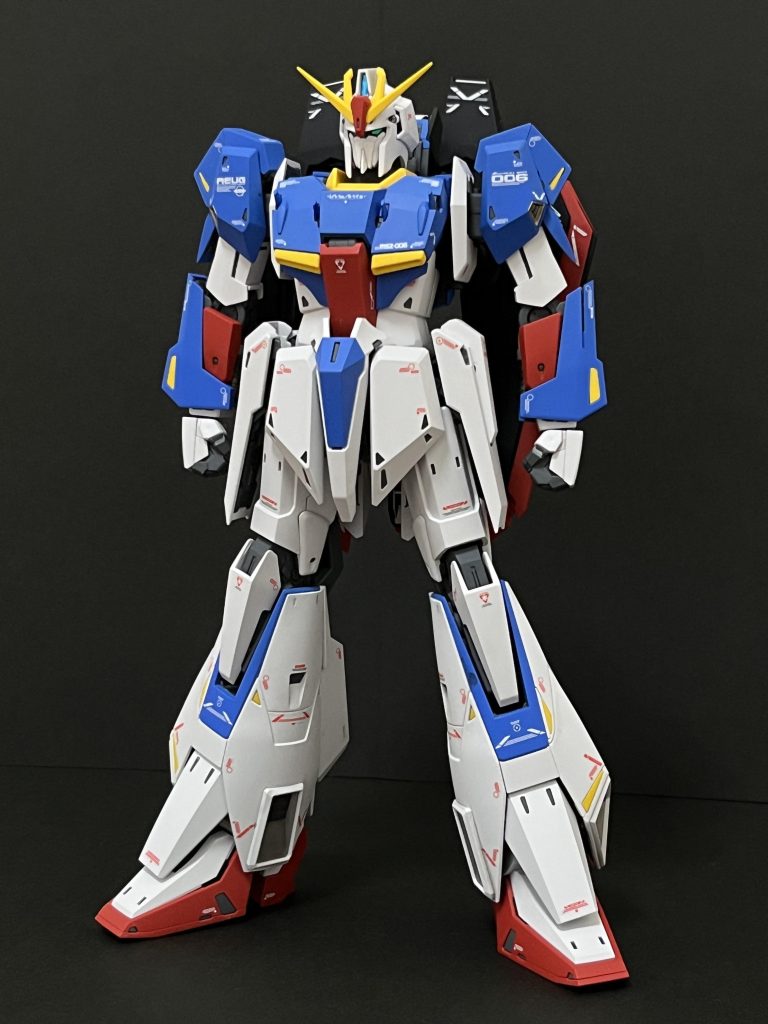 改修点・太腿の横ロール軸が見えないよう改修・腕部の赤いブロック内側の面取りを無くした・頭部メインカメラ部の角度変更・各部スラスターにスリット状のモールドを追加