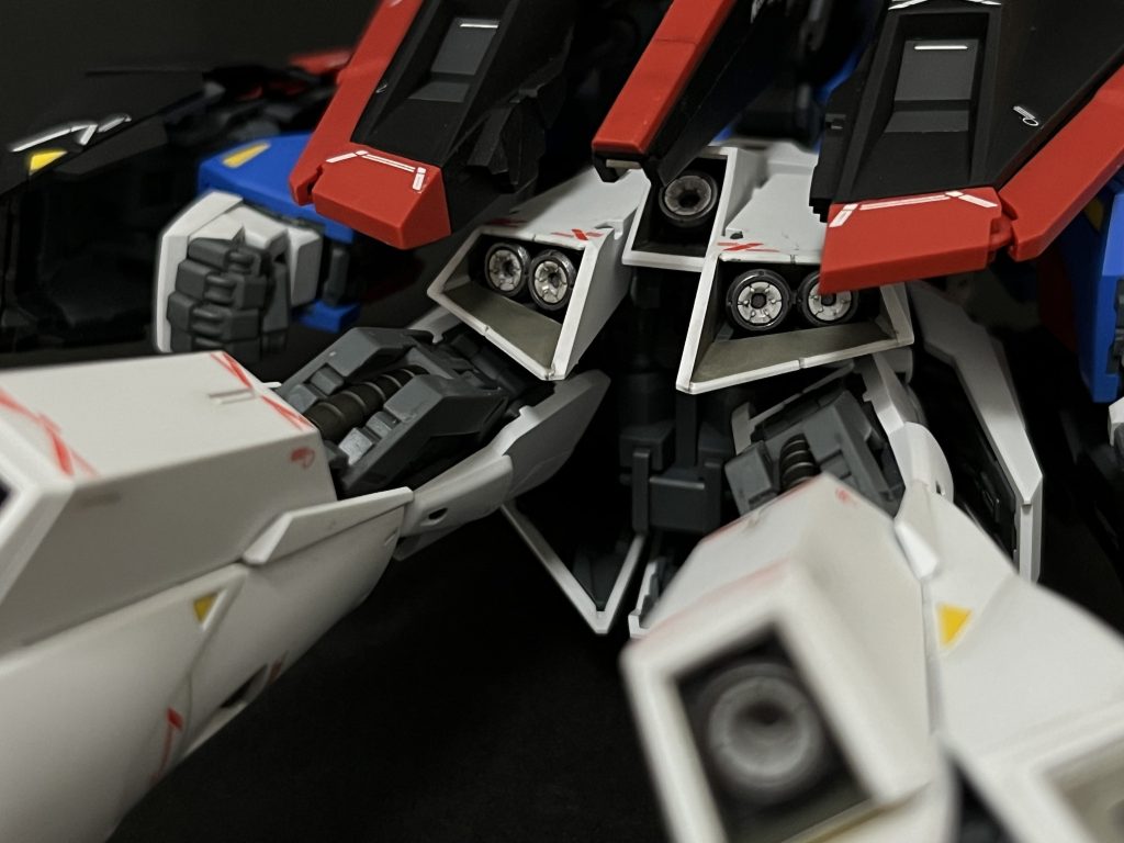 現用ジェット機を参考にノズル内側は白、噴射口周りは焼鉄色で塗装