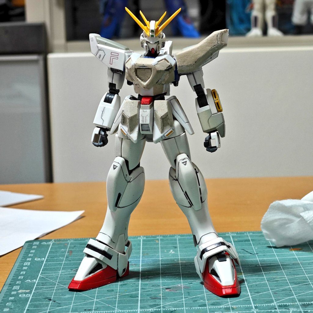 F91にパテをモリモリ。脚部はゴッドガンダム。
