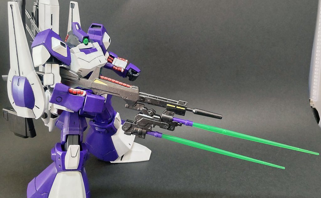 追加武装の1つであるツインスピア・ビームライフル。                    Zガンダムのビームライフルに、ジムストライカーのツインビームスピアの基部とジャンクパーツを使って製作しました。           持ち手も大きさが合わず、ユルユルなので0.1mmのプラ版で太らせてあります。             ちなみに漫画「機動戦士ガンダムヴァルプルギス」に登場したZⅡV型セイン機が使用していたロングライフルを参考にしております。