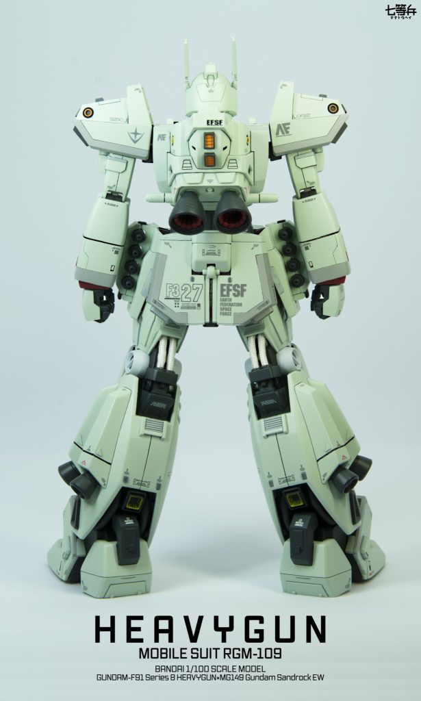 ディテールはスジボリとプラ材、各社のディテールパーツが主です。頭部のバルカンだけメタルパーツを使いました。ビームサーベルはどこに付いているのか設定が分からなかったので、空きスペースに押し込みました。