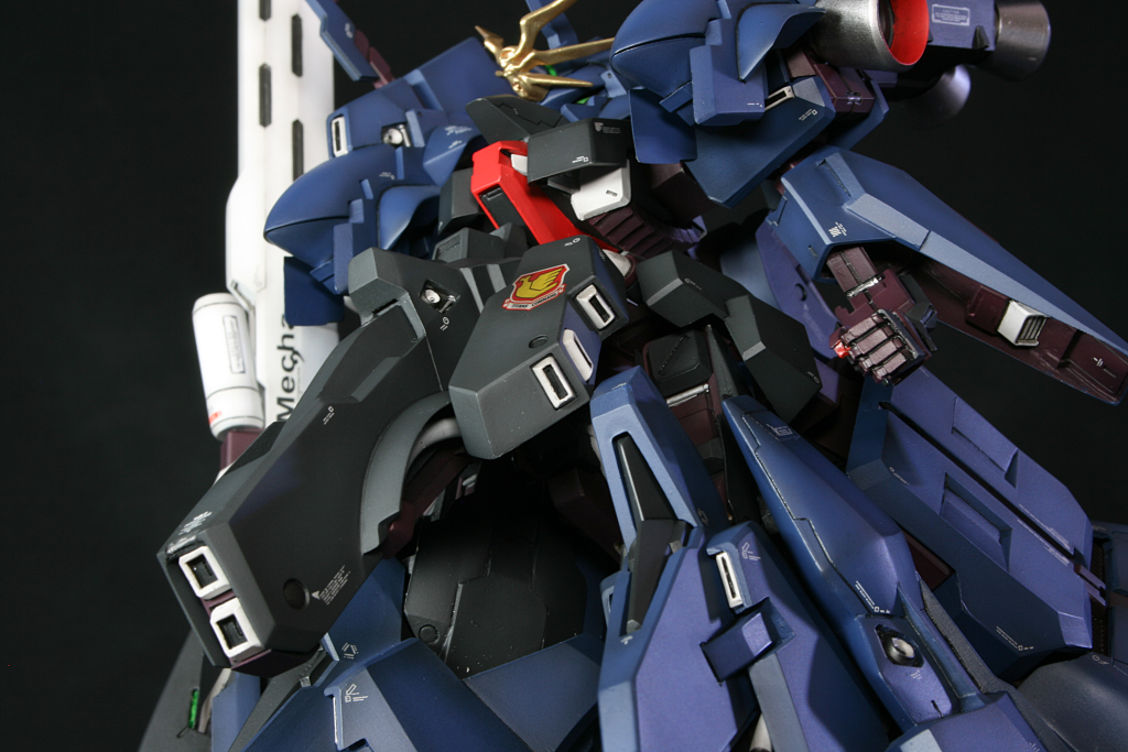 とは言え流石に2機目なので、組み上げは最初よりサクサク進みましたね。コツを掴んだので肩周り脚周りなんかはほぼ軸打ちだけで固定してます。と調子に乗ってたら最終段階で太ももから下が脱落。片足半壊状態白目。慢心ダメ絶対!