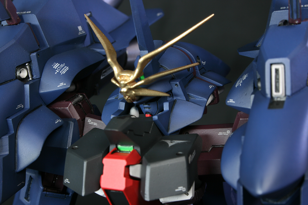 はい。もちろんガンダムフェイスです。アリシア敗北時に脱落したフェイスカバーはそのまま、ティターンズ残党にガンダムとして運用されるだろうと。搭乗者はダイアナか復元されたツキモリあたりを想定して、サイコブレードに換装…しなくてもオリジナルのアンテナで機能は間に合ってるのでしょうが、ガンダムならこっちでしょう!顔はキットに余剰パーツとしてウーンドウォートの物がパラパラ入ってるんですね。それを流用しました。ブレードはブラックヘアーズ版ウーンドウォートから拝借。そしてよく見てください。真鍮線が貫通してしまいインレの象徴がちゃんと男の娘n…