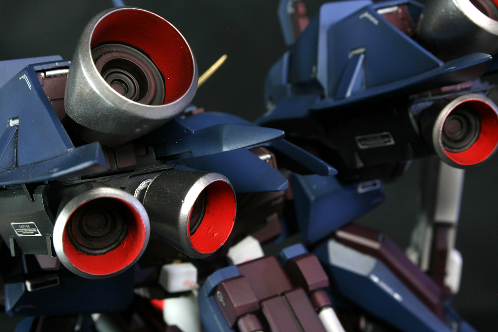 スラスターの塗り分けって、皆さんどうしてるのかしらねェ。エナメル重ね塗りで拭き取ればいいのかと思いきや、フチがぼやけちゃって、う〜む…上手くなりたい。いっそメタルパーツ導入か?いやいや塗装のガンプラっぽさも残したい。悩みます。