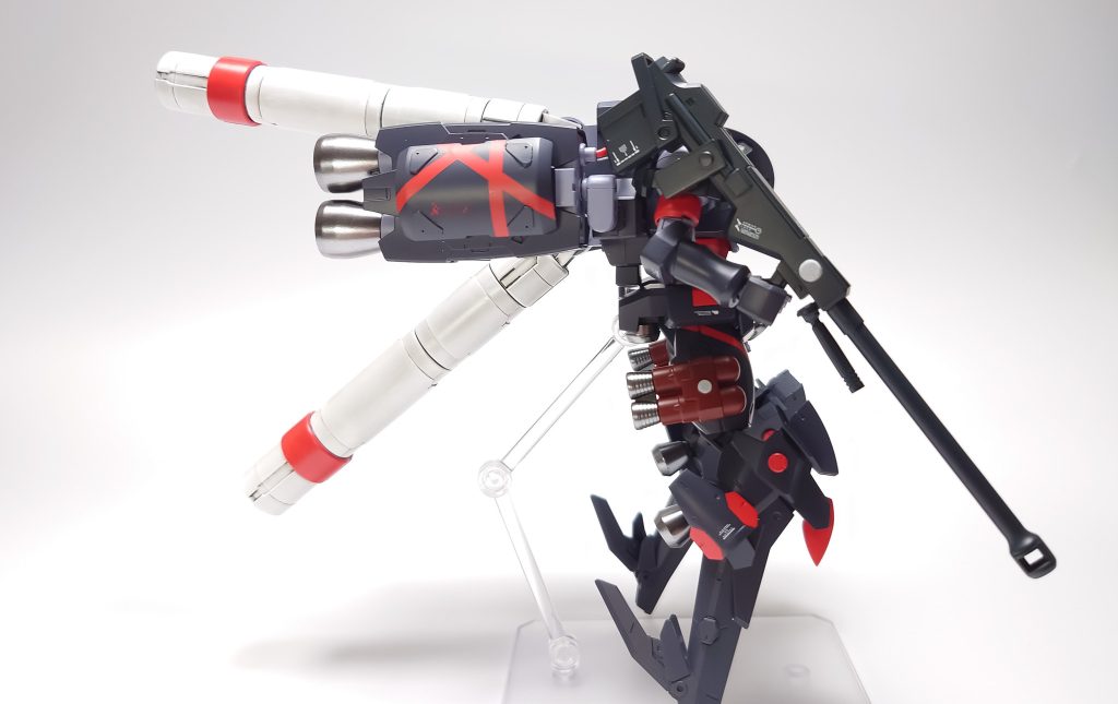 30mmのオプションパーツの大型ブースターをどうやってリーオーに安定して背負わせるかが一番苦戦した場所でした。おかげでフルウェポンセットにしかないパラシュートパックのパーツが一個犠牲になりました。