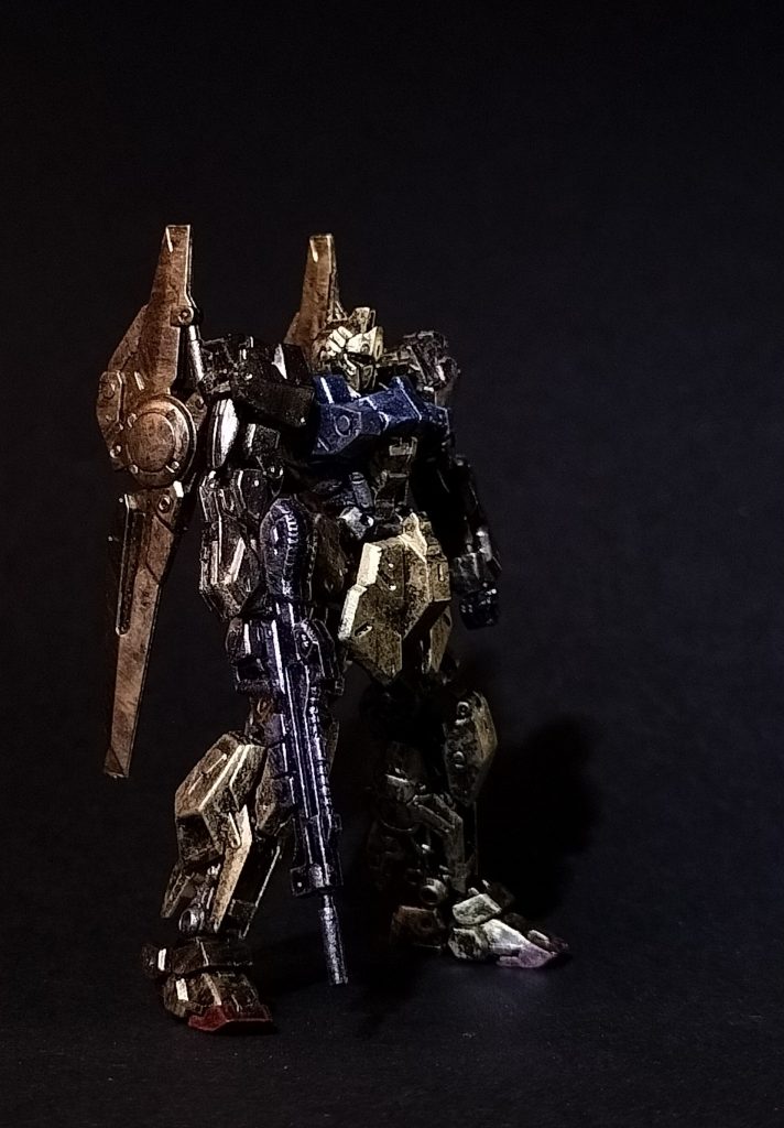 金をベタ塗せずに、メッキや金箔のような金の表現になるようチャレンジ。