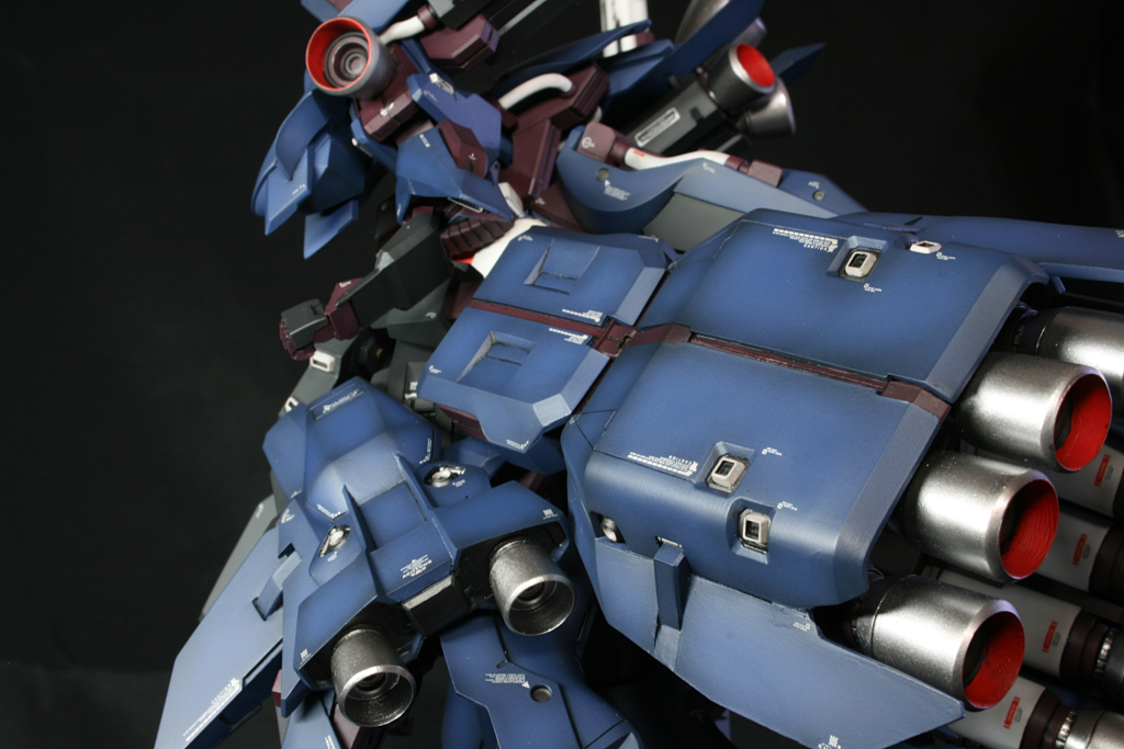 前回は赤が映えるように半光沢で仕上げましたが、今度はマットにつや消しで渋めでやりたいなと。スーパースムースクリアでやってみたら、いつもの缶つや消しより光沢感がある。でも意外と上品なテリ感はアリ!つや消し独特のザラつきにモヤモヤしていたので暫くは愛用してもよかろう。