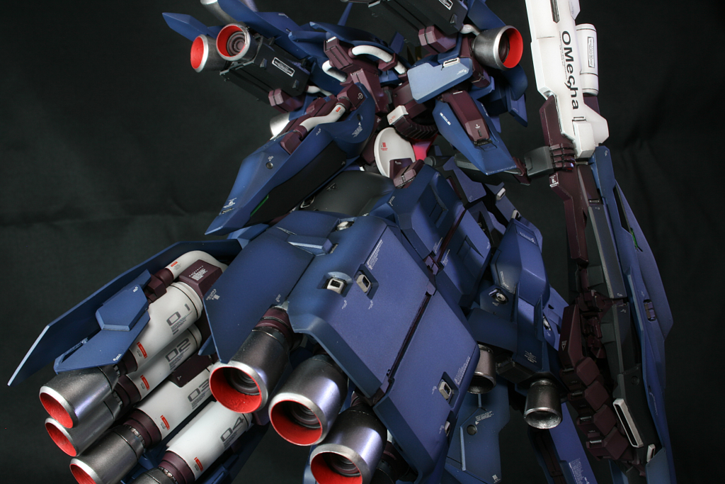 今回もシャドウ吹きしてますが、試しにちょっとひと工夫。下半身側に比べて上半身側を薄めに吹いて、全体の雰囲気が暗くなり過ぎないようにしてみました。効果の程は謎。